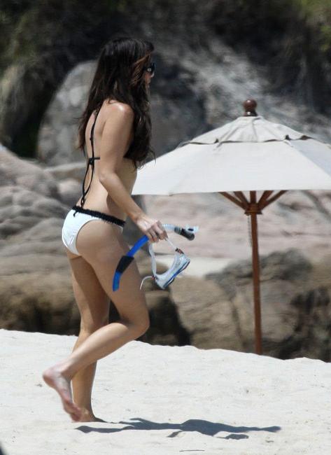 15P Kate Beckinsale nice legs and hot ass in bikini