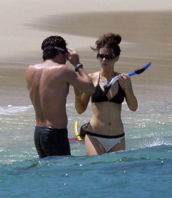 15P Kate Beckinsale nice legs and hot ass in bikini