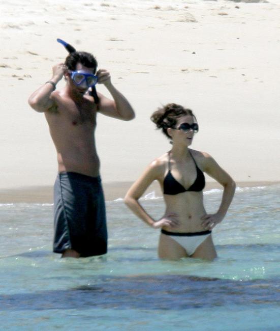 15P Kate Beckinsale nice legs and hot ass in bikini