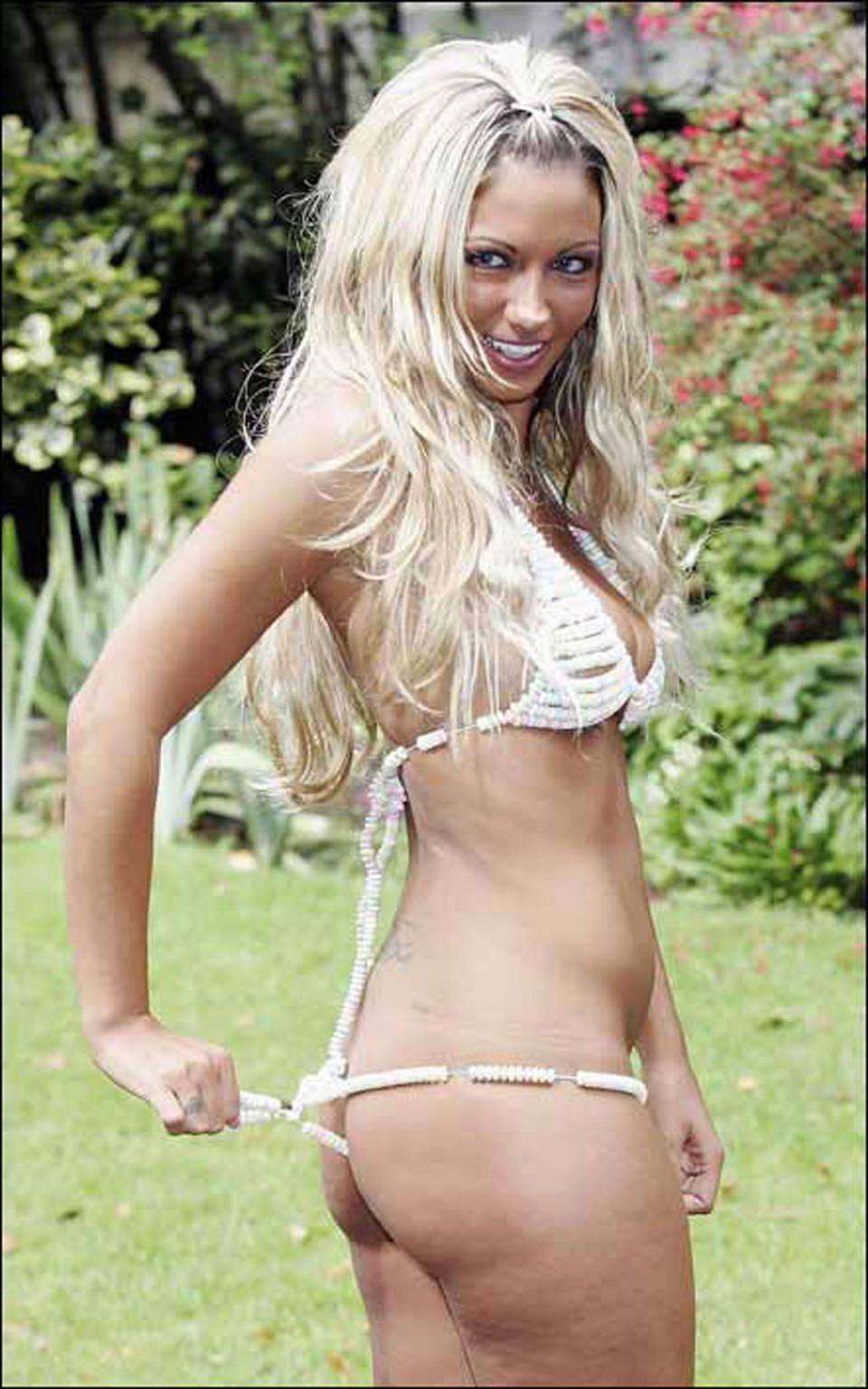 10P Jodie Marsh exposing ass in thong and her big tits paparazzi pictures