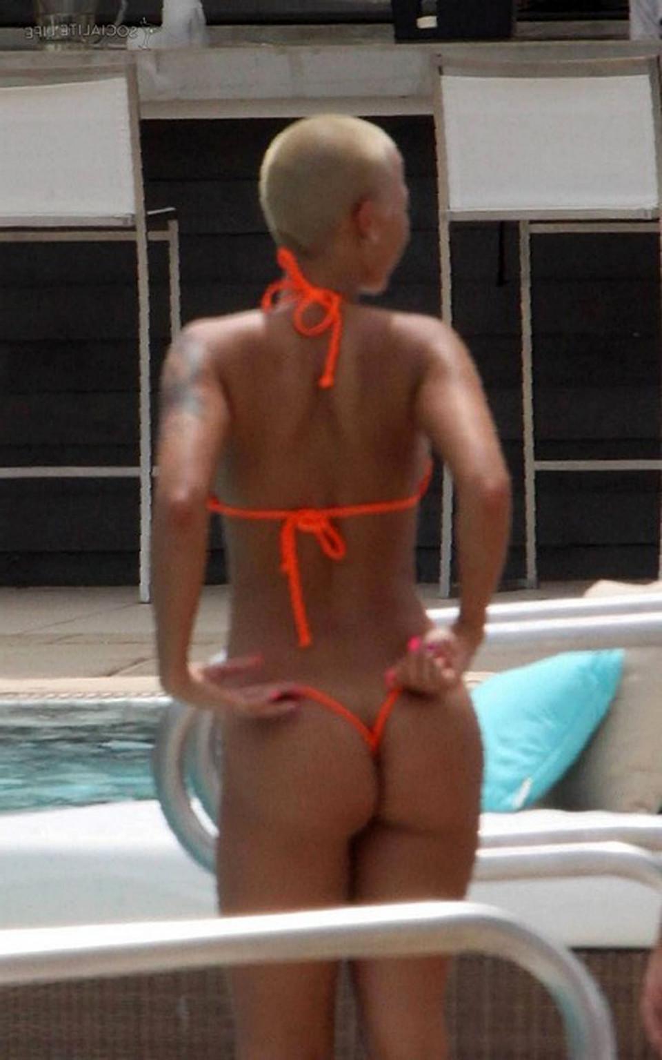 16P Amber Rose enjoying on beach in topless and showing sexy ass in thong