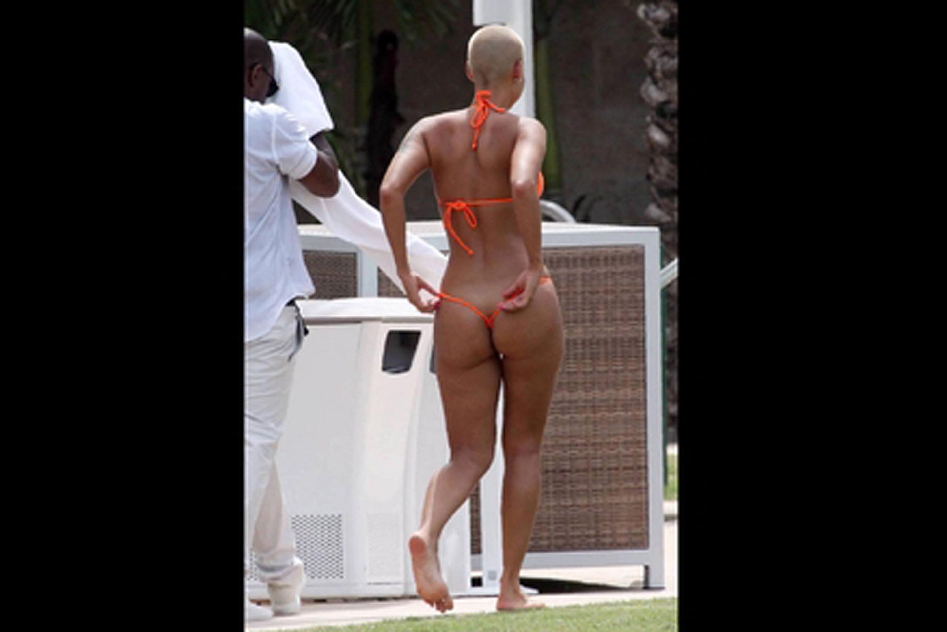 16P Amber Rose enjoying on beach in topless and showing sexy ass in thong