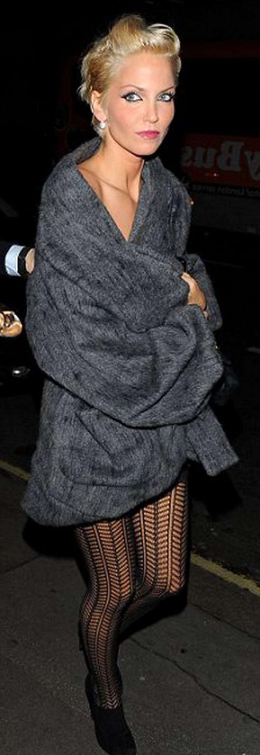 16P Sarah Harding exposing her ass in thong on beach and upskirt