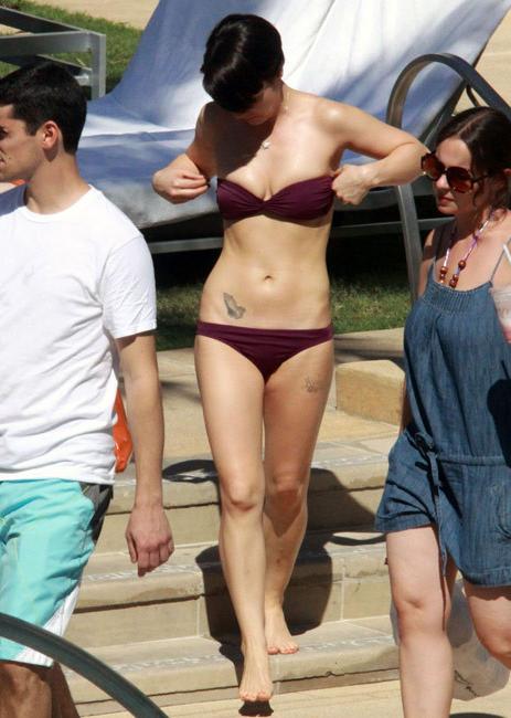 15P Christina Ricci smoking ass in sexy bikini