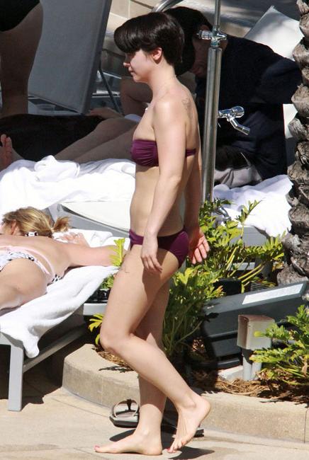 15P Christina Ricci smoking ass in sexy bikini