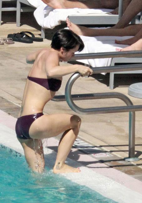 15P Christina Ricci smoking ass in sexy bikini