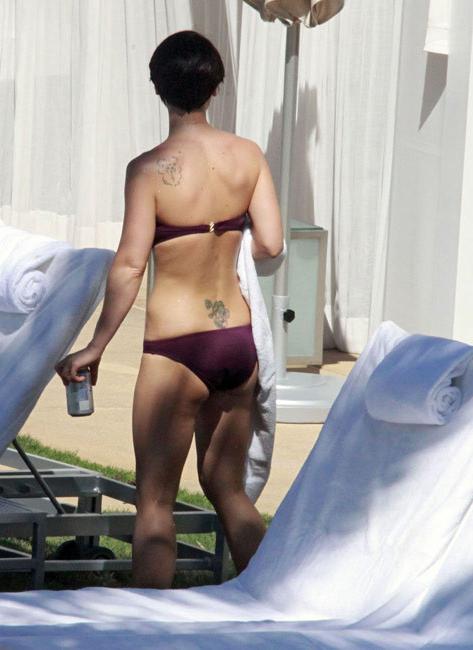 15P Christina Ricci smoking ass in sexy bikini
