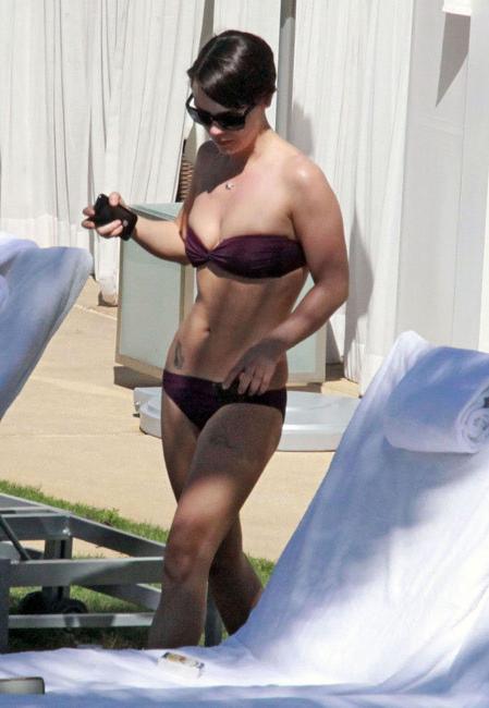15P Christina Ricci smoking ass in sexy bikini