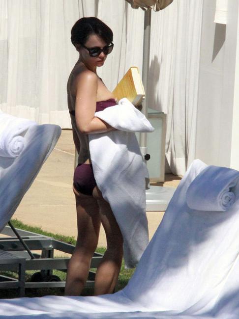 15P Christina Ricci smoking ass in sexy bikini