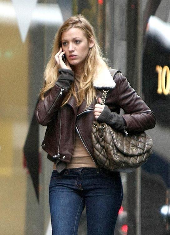 15P Blake Lively showing sinfully hot butt in bikini