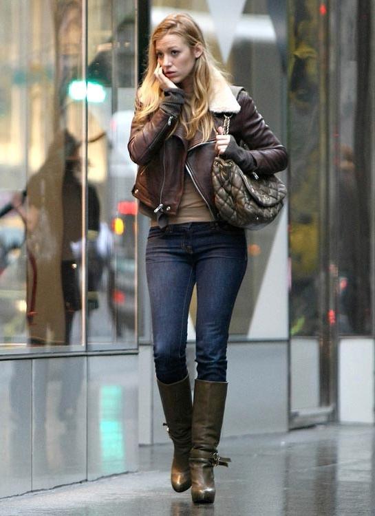 15P Blake Lively showing sinfully hot butt in bikini