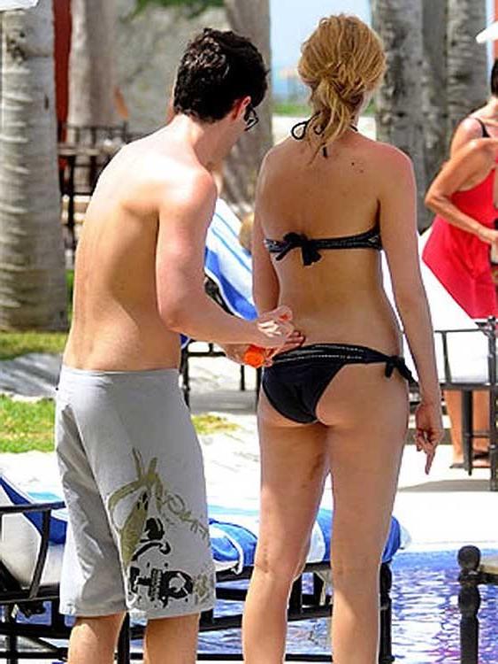 15P Blake Lively showing sinfully hot butt in bikini