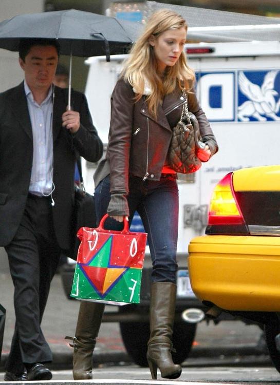 15P Blake Lively showing sinfully hot butt in bikini