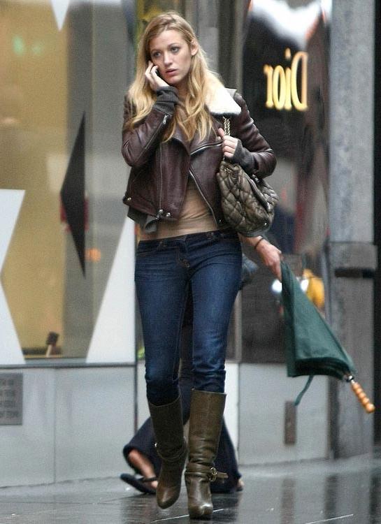 15P Blake Lively showing sinfully hot butt in bikini