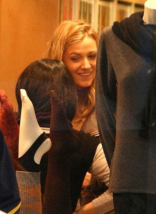 15P Blake Lively showing sinfully hot butt in bikini
