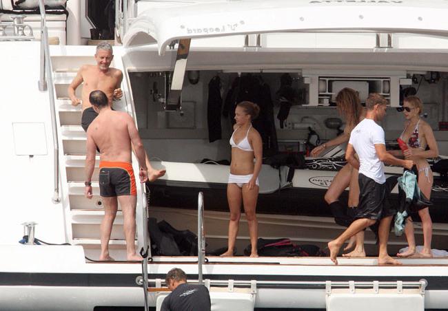 15P Hayden Panettiere caught in bikini on the yacht