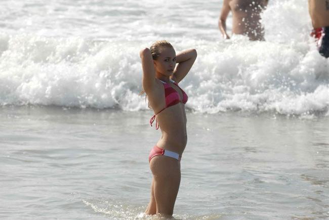 15P Hayden Panettiere caught in bikini on the yacht