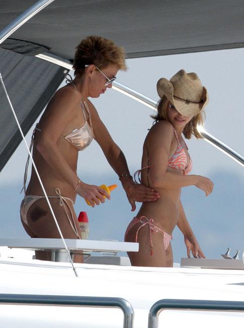 15P Hayden Panettiere caught in bikini on the yacht