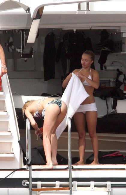 15P Hayden Panettiere caught in bikini on the yacht