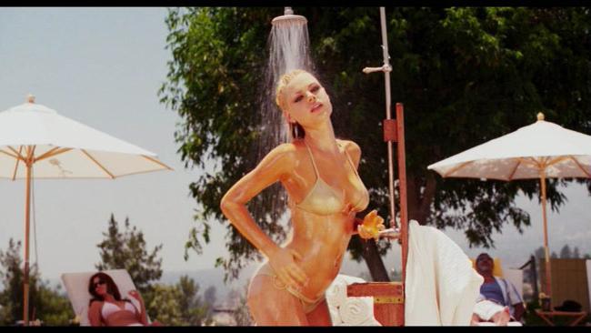 16P Sophie Monk caught in bikini and kissing lesbian