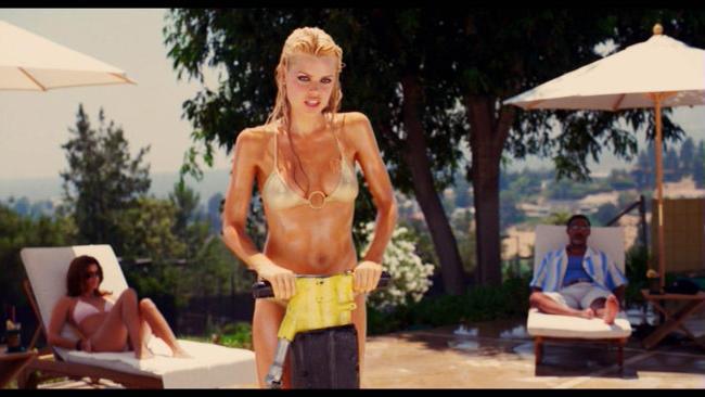 16P Sophie Monk caught in bikini and kissing lesbian