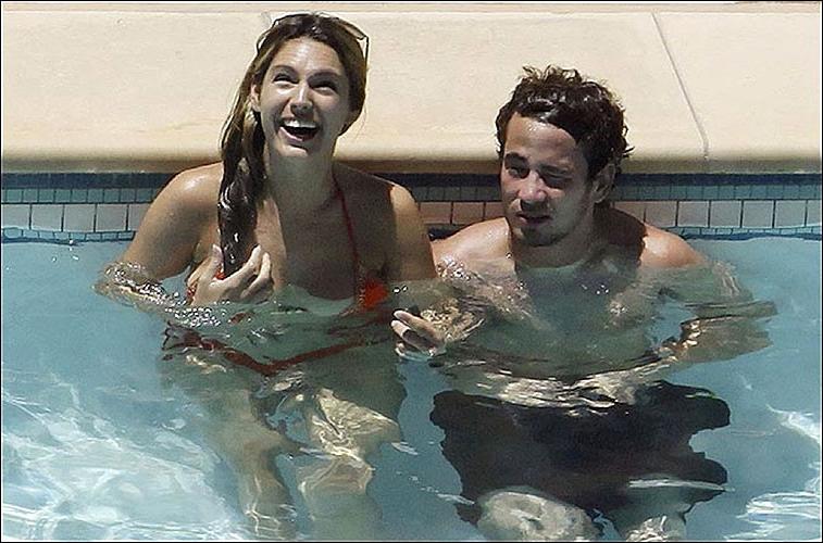 10P Kelly Brook posing topless on beach and nude in bath and in sexy stockings