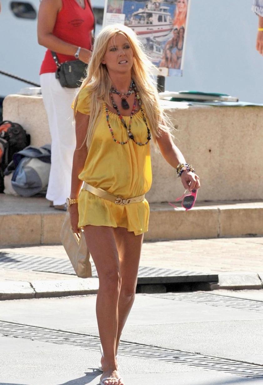 15P Tara Reid nude breasts and looking sexy in bikini