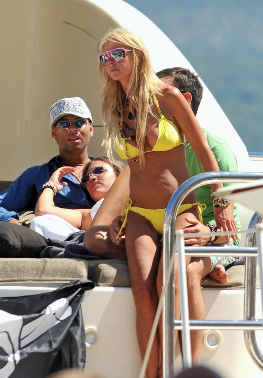15P Tara Reid nude breasts and looking sexy in bikini