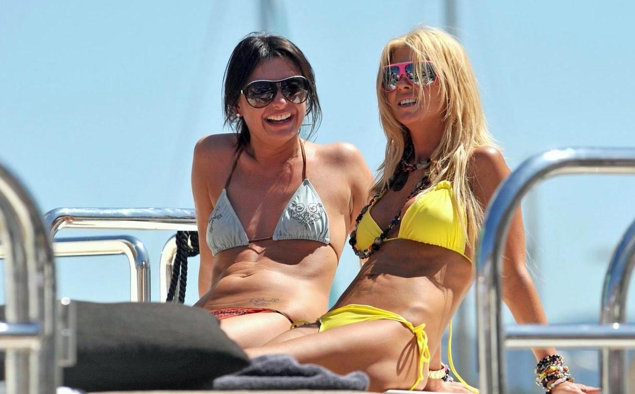 15P Tara Reid nude breasts and looking sexy in bikini