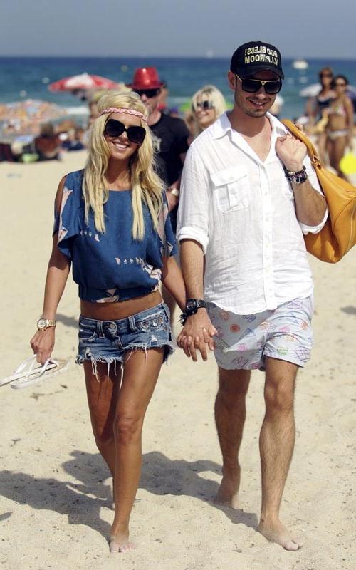 15P Tara Reid nude breasts and looking sexy in bikini