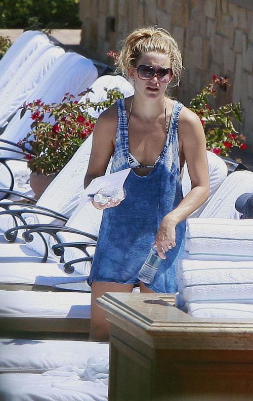 15P Kate Hudson nude tits and cute ass in bikini