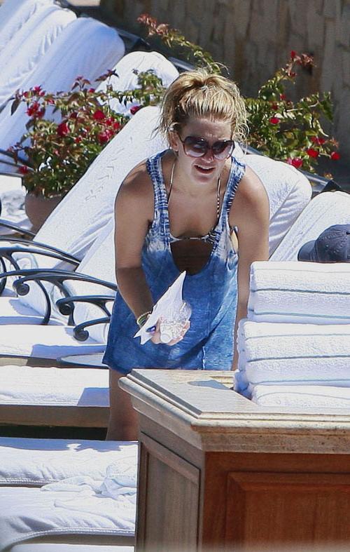 15P Kate Hudson nude tits and cute ass in bikini