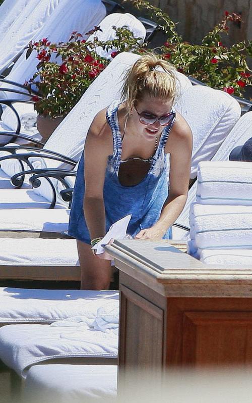 15P Kate Hudson nude tits and cute ass in bikini