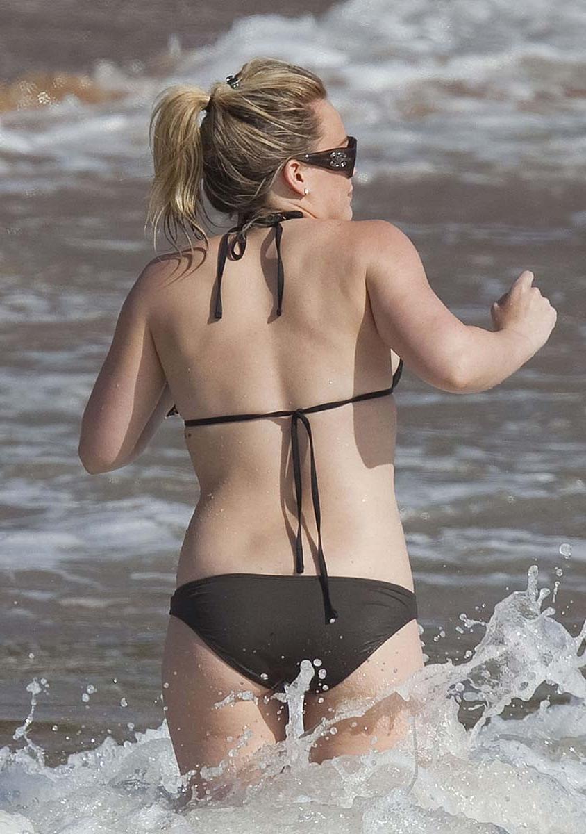 15P Hilary Duff paparazzi caught her in bikini