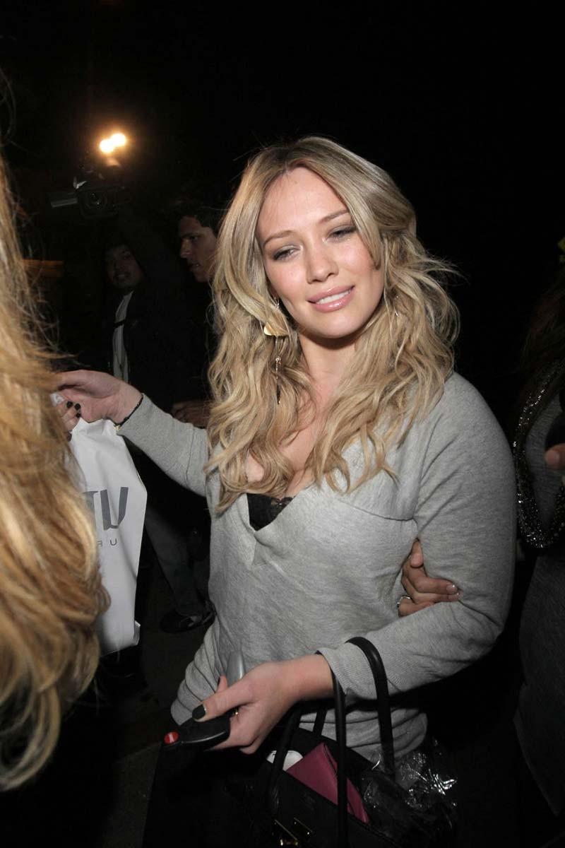 15P Hilary Duff paparazzi caught her in bikini