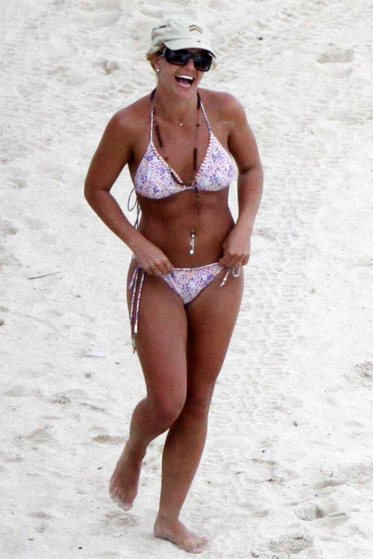 15P Britney Spears fantastic ass in skimpy bikini