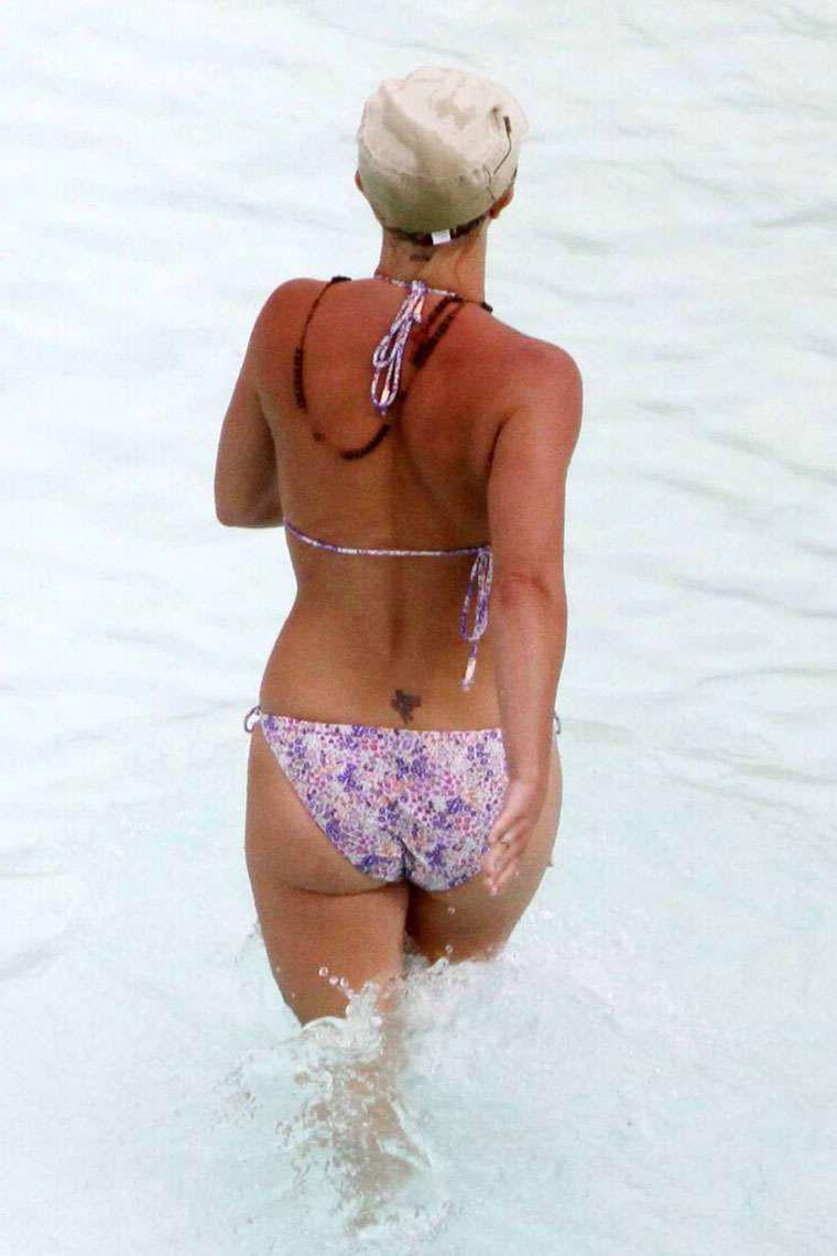 15P Britney Spears fantastic ass in skimpy bikini