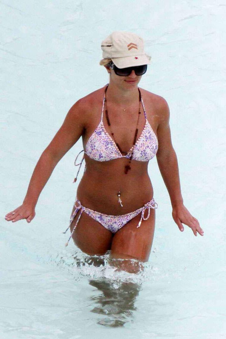 15P Britney Spears fantastic ass in skimpy bikini