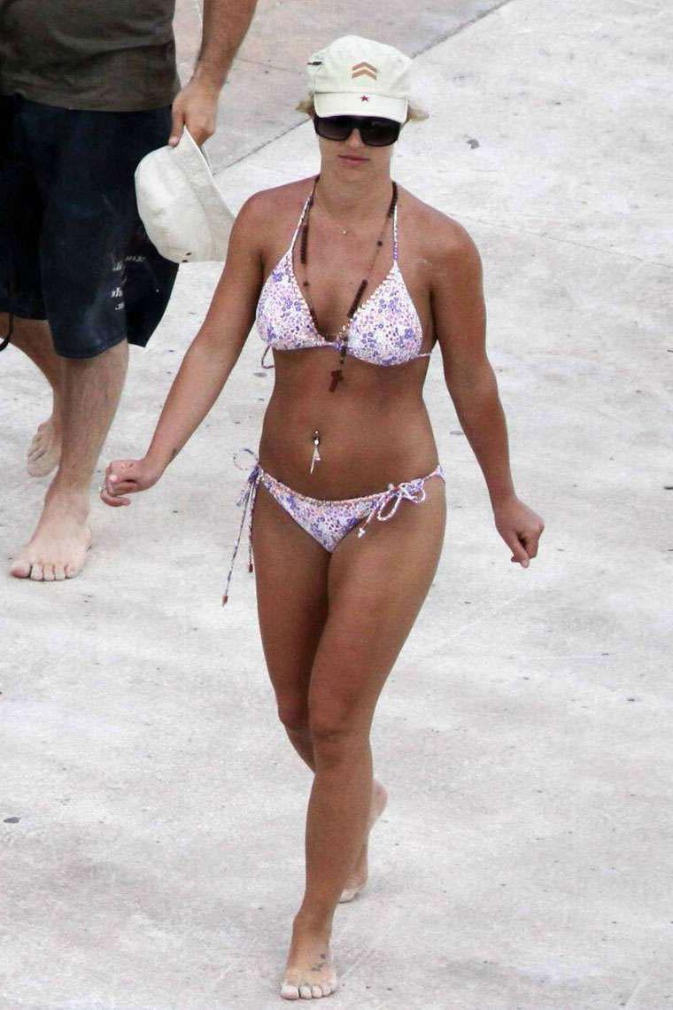 15P Britney Spears fantastic ass in skimpy bikini