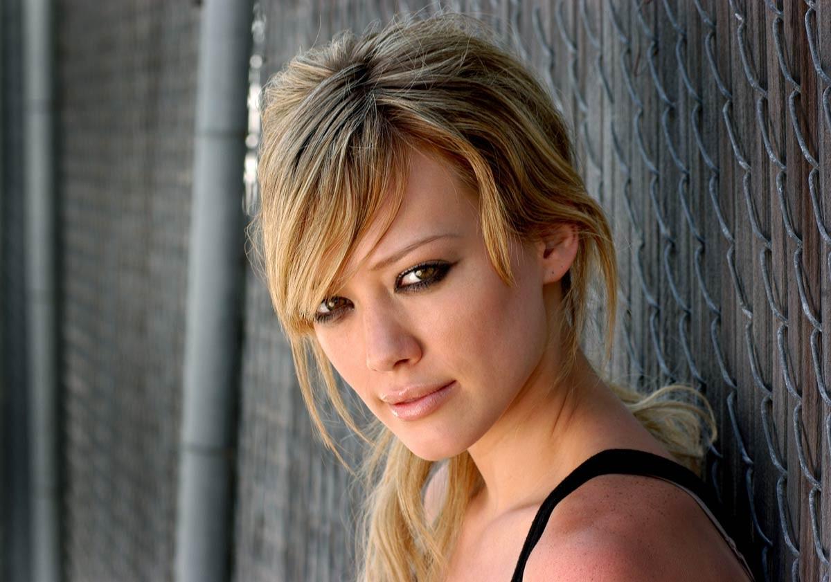 15P Hilary Duff sweet ass in tight black bikini
