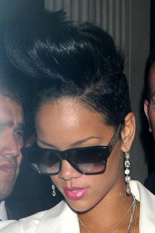 10P Rihanna showing her nice big tits in private nude pictures and bikini posing pap