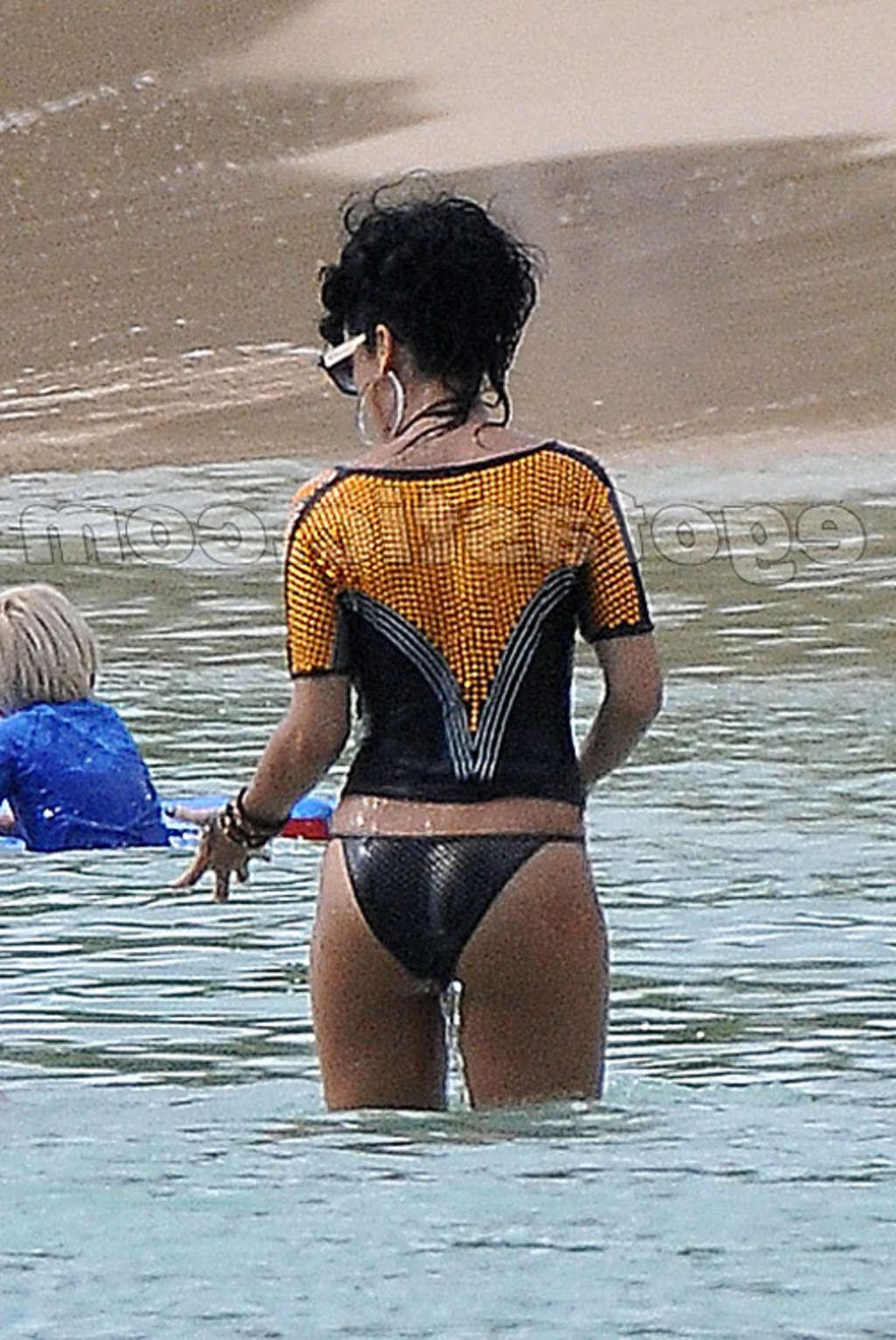 10P Rihanna showing her nice big tits in private nude pictures and bikini posing pap