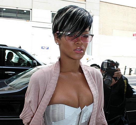 10P Rihanna showing her nice big tits in private nude pictures and bikini posing pap