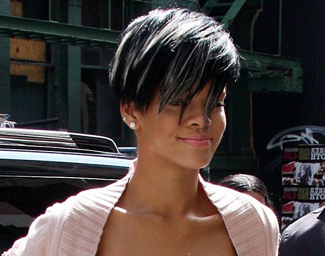 10P Rihanna showing her nice big tits in private nude pictures and bikini posing pap
