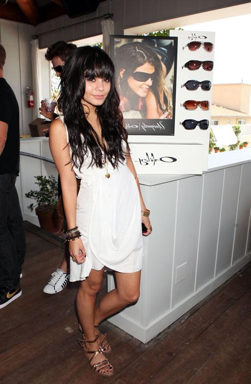 10P Vanessa Hudgens showing her nice tits and pussy in private pictures