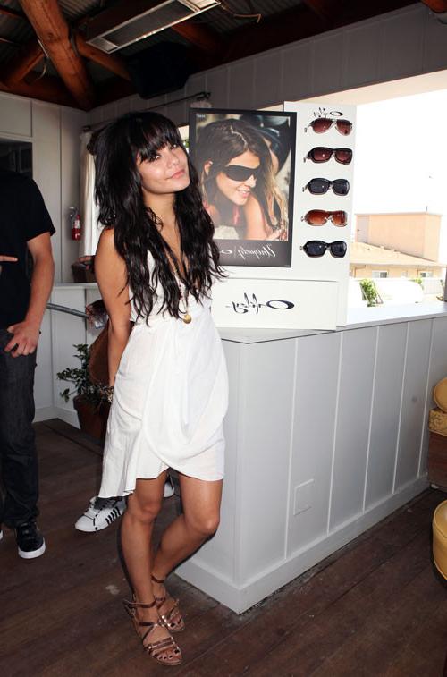 10P Vanessa Hudgens showing her nice tits and pussy in private pictures