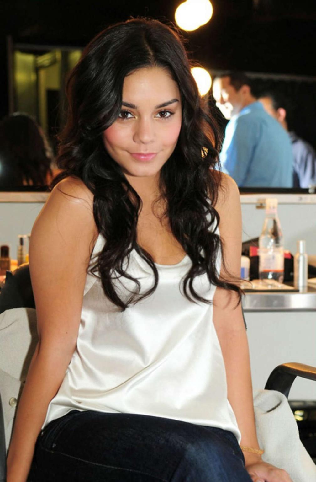 10P Vanessa Hudgens showing her nice tits and pussy in private pictures