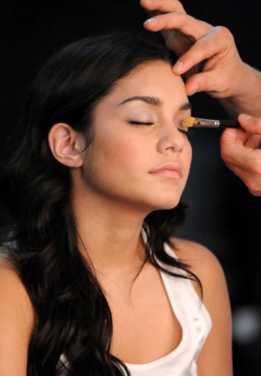 10P Vanessa Hudgens showing her nice tits and pussy in private pictures