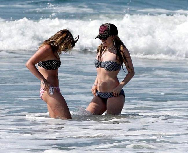 15P Avril Lavigne dangerously cute in sexy bikini