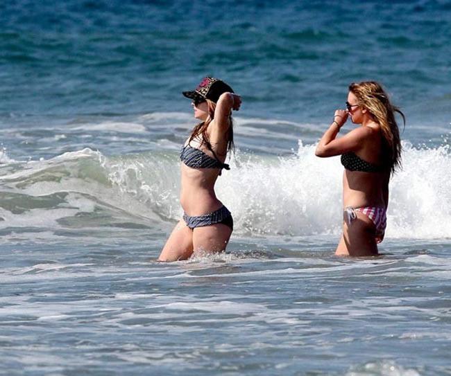 15P Avril Lavigne dangerously cute in sexy bikini